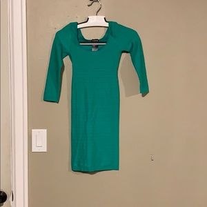 Bodycon Bebe Long sleeve open back dress